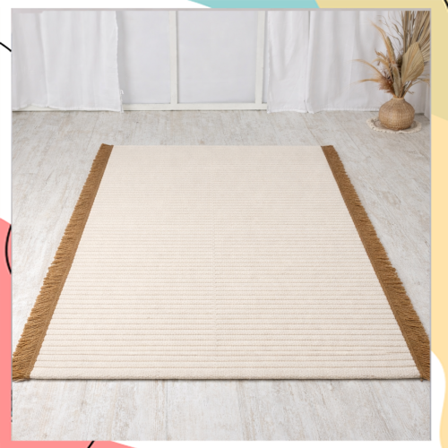 "נואיבה" - שטיח כותנה בצבע טבעי מעוטר פרנזים רוחביים מיוטה