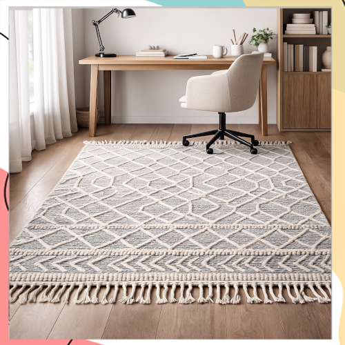 "סימבד" – שטיח כותנה כחולה עם פונפוני צמר בצורת מעויינים