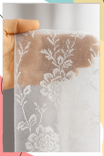 "מיקה" - וילון וואל שקוף עם מכפלת נסתרת מעוטר בתחרה פרחונית מגיע גם ככותרת