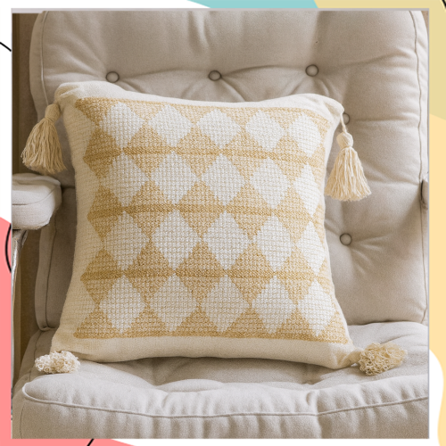 "נאווה" - כרית נוי בסיס שמנת מעוטרת מעויינים בצבעי קאמל